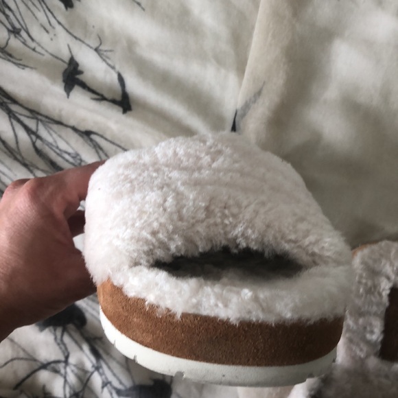 Vince shearling slippers. Brand New.  Never worn. sz 5.5 - Picture 6 of 6